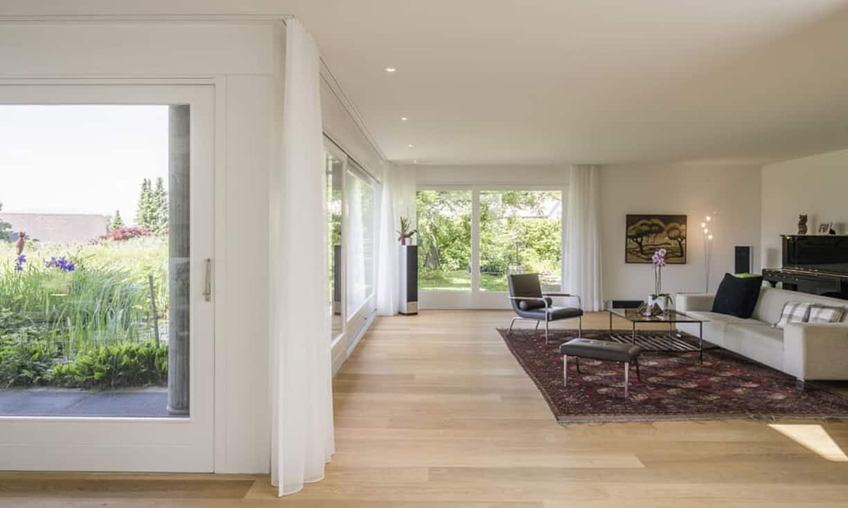 … der Galerie mit Dachfenstern im Obergeschoss sehr hell.