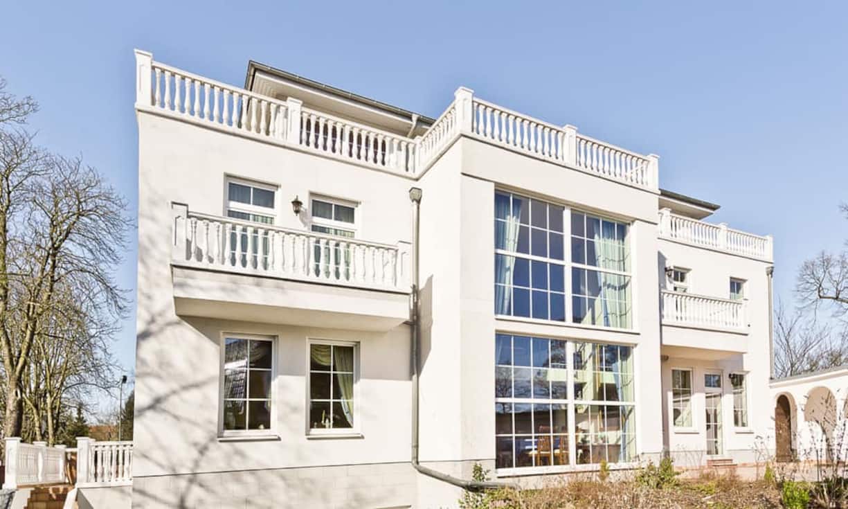 Die im Jahr 2001 erbaute Neubauvilla verfügt neben einen Garten unter anderem über ein Schwimmbad und eine Garage mit vier Stellplätzen. Der Kaufpreis liegt bei 2,95 Millionen Euro.
Engel & Völkers