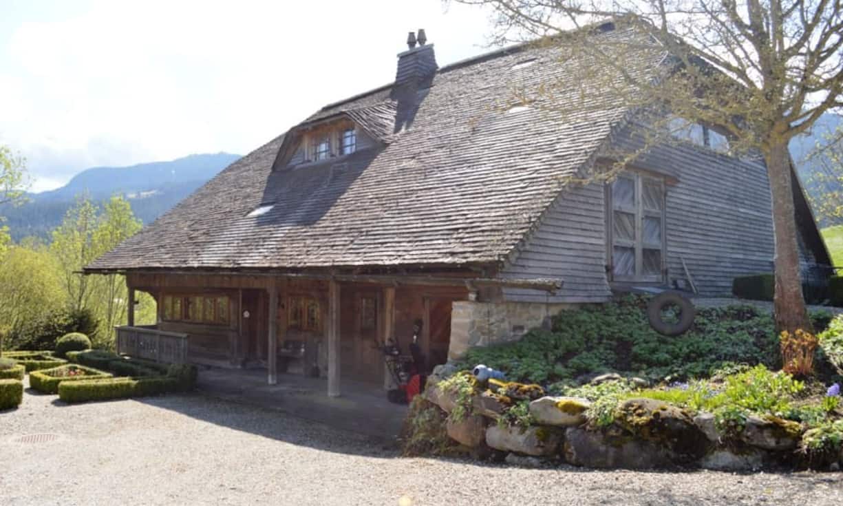 Bei der Restaurierung im Jahr 1993 wurde auf die Erhaltung der charakteristischen Details des Bauernhauses wert gelegt. Die WohnflĂ€che betrĂ€gt 230 mÂČ und ist in vier Stockwerke unterteilt.