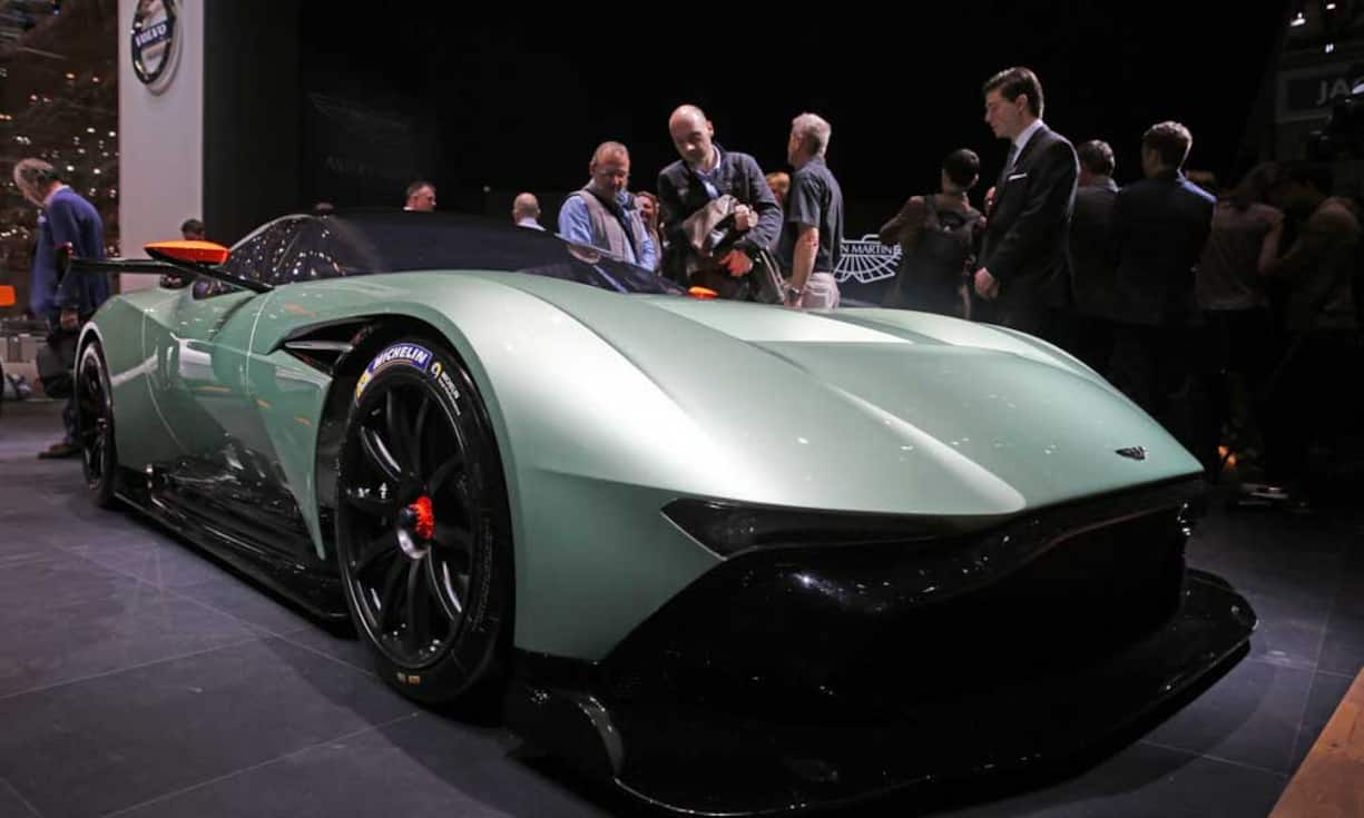 Aston Martin Vulcan
Der Aston Martin Vulcan zeichnet sich durch 800 PS und den imposanten Heckflügel aus. Es handelt sich jedoch um ein ausschliesslich für die Rennstrecke konzipiertes Modell.