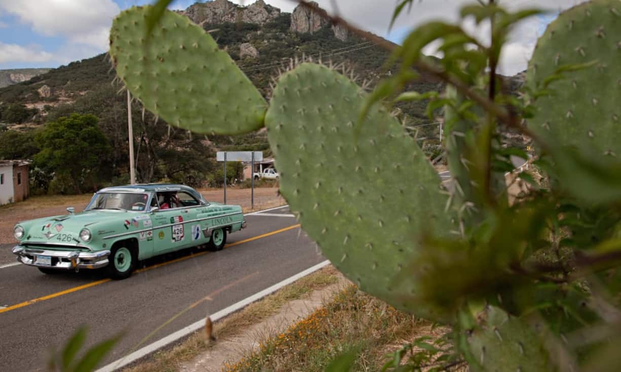 Die Carrera ist für viele Piloten das Highlight ihrer Rennsportkarriere. Kein Wunder, wenn man sieben Tage durch Traumlandschaften fahren darf. Zum Beispiel mit diesem Lincoln.