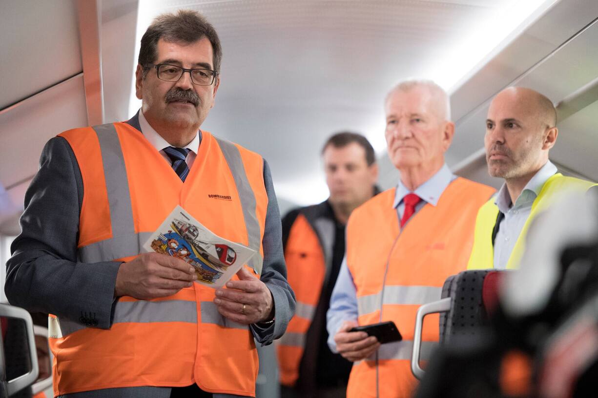 Stephane Wettstein, CEO Bombardier Schweiz, links, spricht waehrend einer Typentestfahrt im neuen Doppelstockzug der SBB "FV Dosto" zwischen Bern und Interlaken, am Donnerstag, 11. Mai 2017. (KEYSTONE/Anthony Anex)............