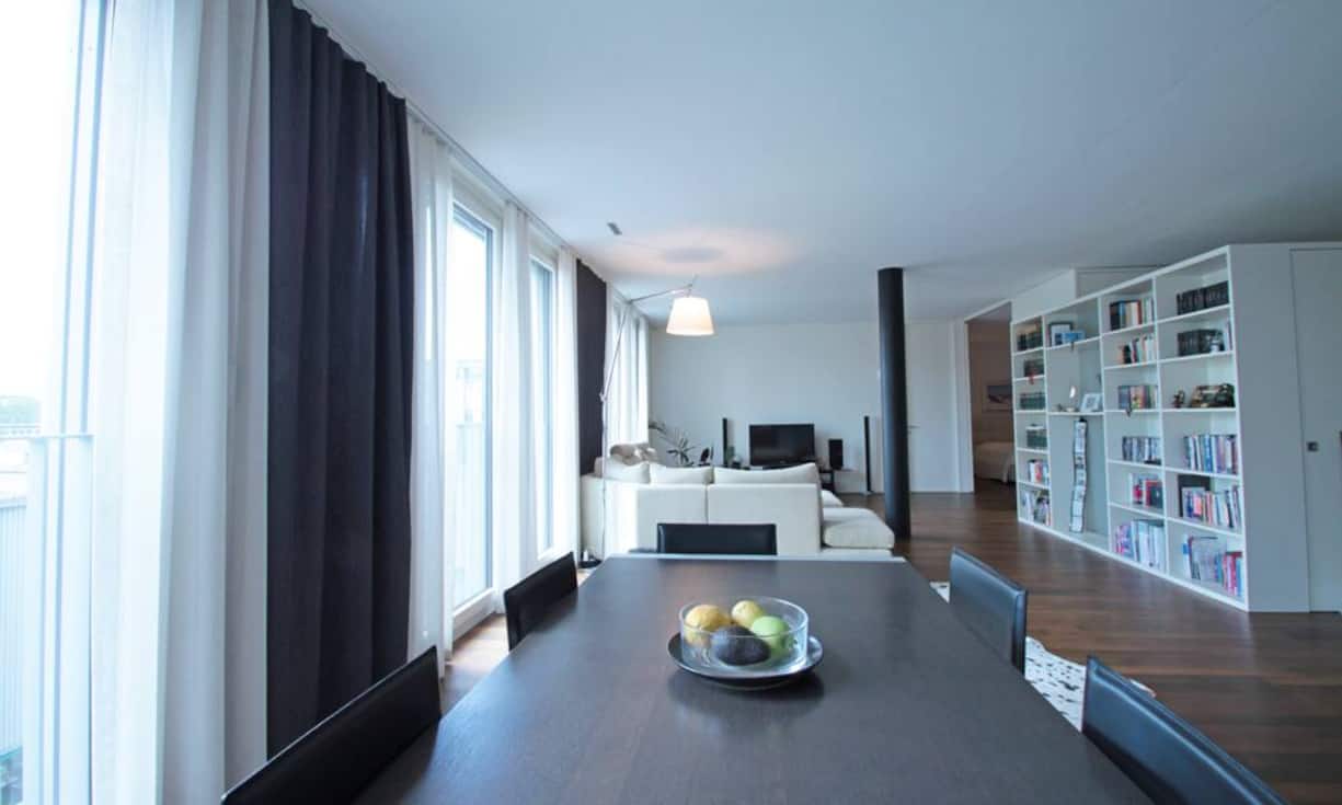 Die 3,5-Zimmer-Wohnung mit 131 Quadratmetern Fläche im Zentrum Puls 5 besitzt zwei Schlafzimmer und zwei Badezimmer. Die raumhohen Fenster im Wohn- und Essbereich sind gegen Südosten ausgerichtet.