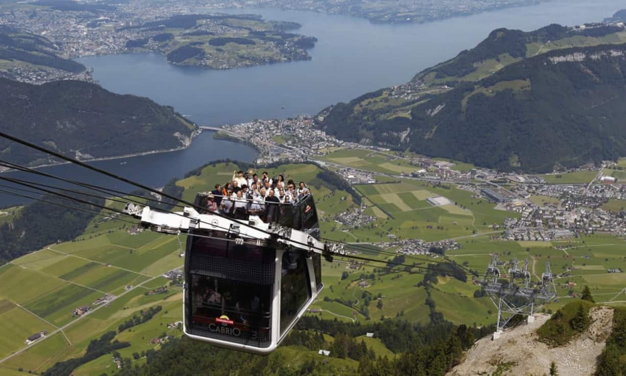 Die erste ihrer Art: Die erste Cabrio-Seilbahn befindet sich in der Schweiz: Fahrgäste kommen über eine Treppe auf das Dach des Lifts. Achtung: windig.   Keystone