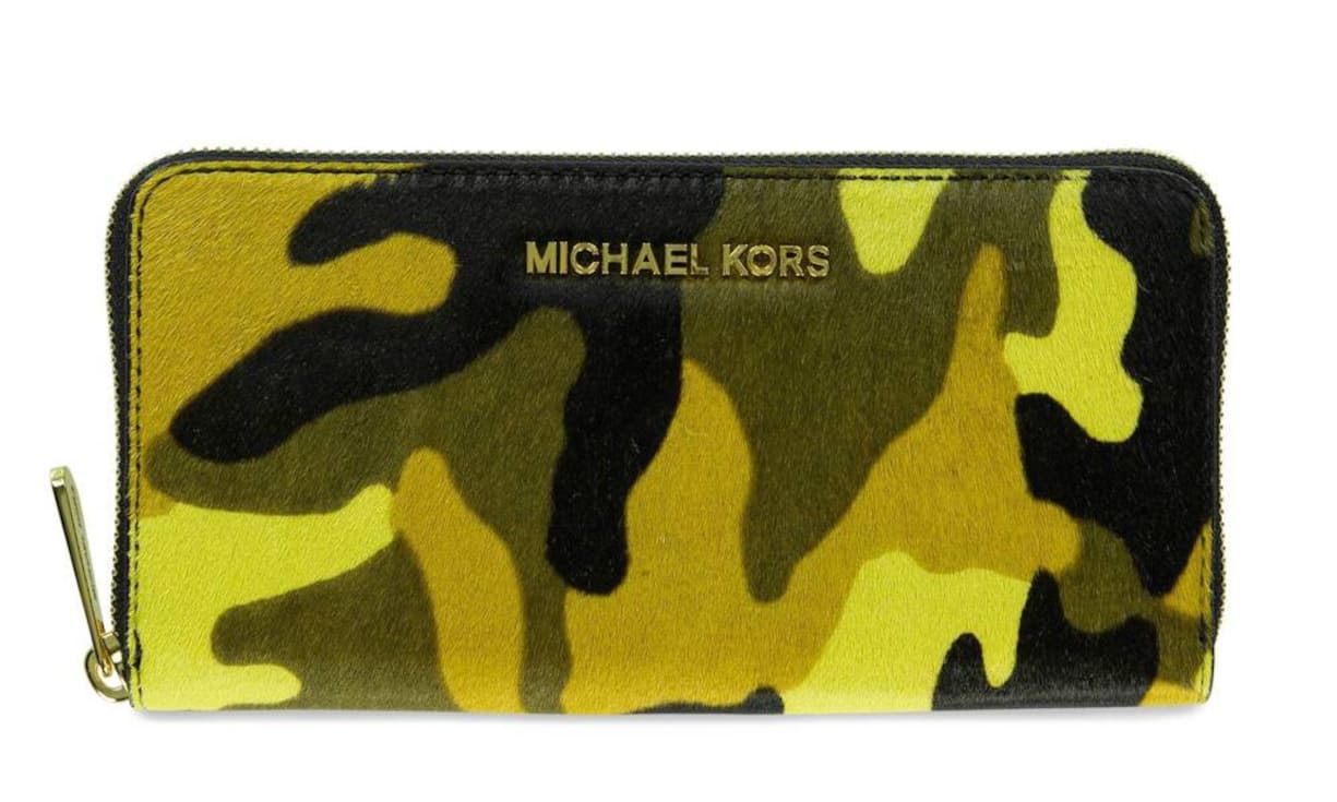 Camouflage: Michael Kors Dieses Portemonnaie aus Fell in Camouflage-Look ist ein Hingucker mit funktionalen Qualitäten. Es gibt zahlreiche Kreditkartenfächer, zwei Notenfächer sowie ein Münzfach mit Reissverschluss. Bei Globus erhältlich. Preis 239 Franken