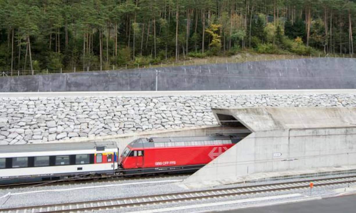 Die Kosten für den Gotthard-Basistunnel betragen 12,2 Milliarden Franken. Die gesamte NEAT, inklusive der Lötschberg- und Ceneri-Basistunnels, kommt auf Gesamtkosten von gut 23 Milliarden Franken.