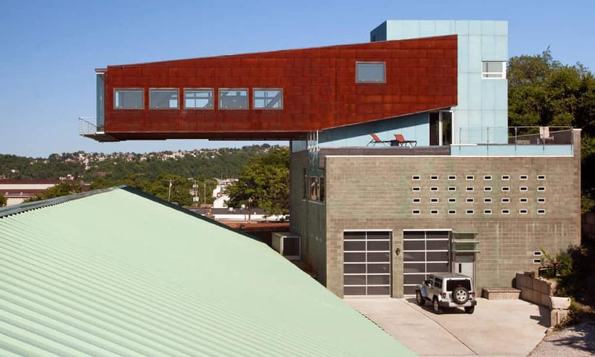 Der Besitzer einer Glasfabrik beauftragte den Architekten Eric Fisher, ihm auf seiner Glasfabrik…