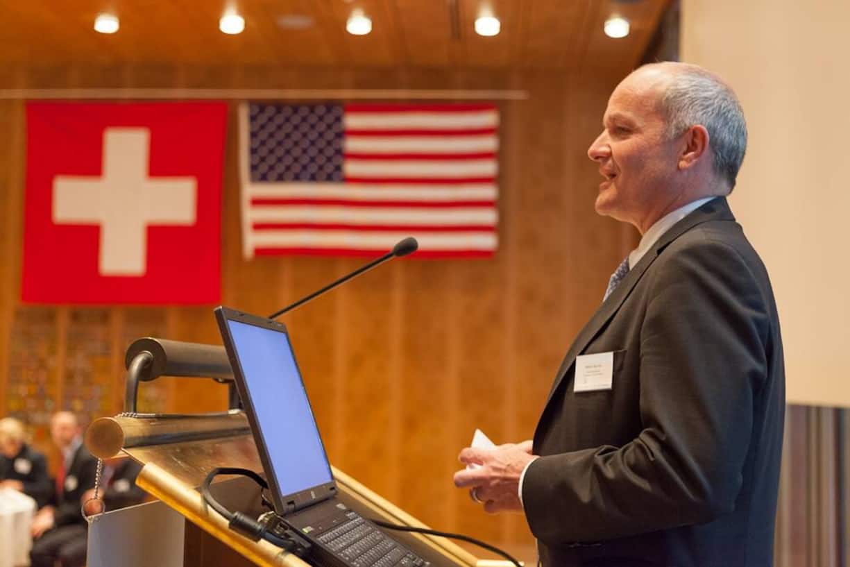 Martin Naville, CEO AMCHAM, begrüsst die Gäste im Widder