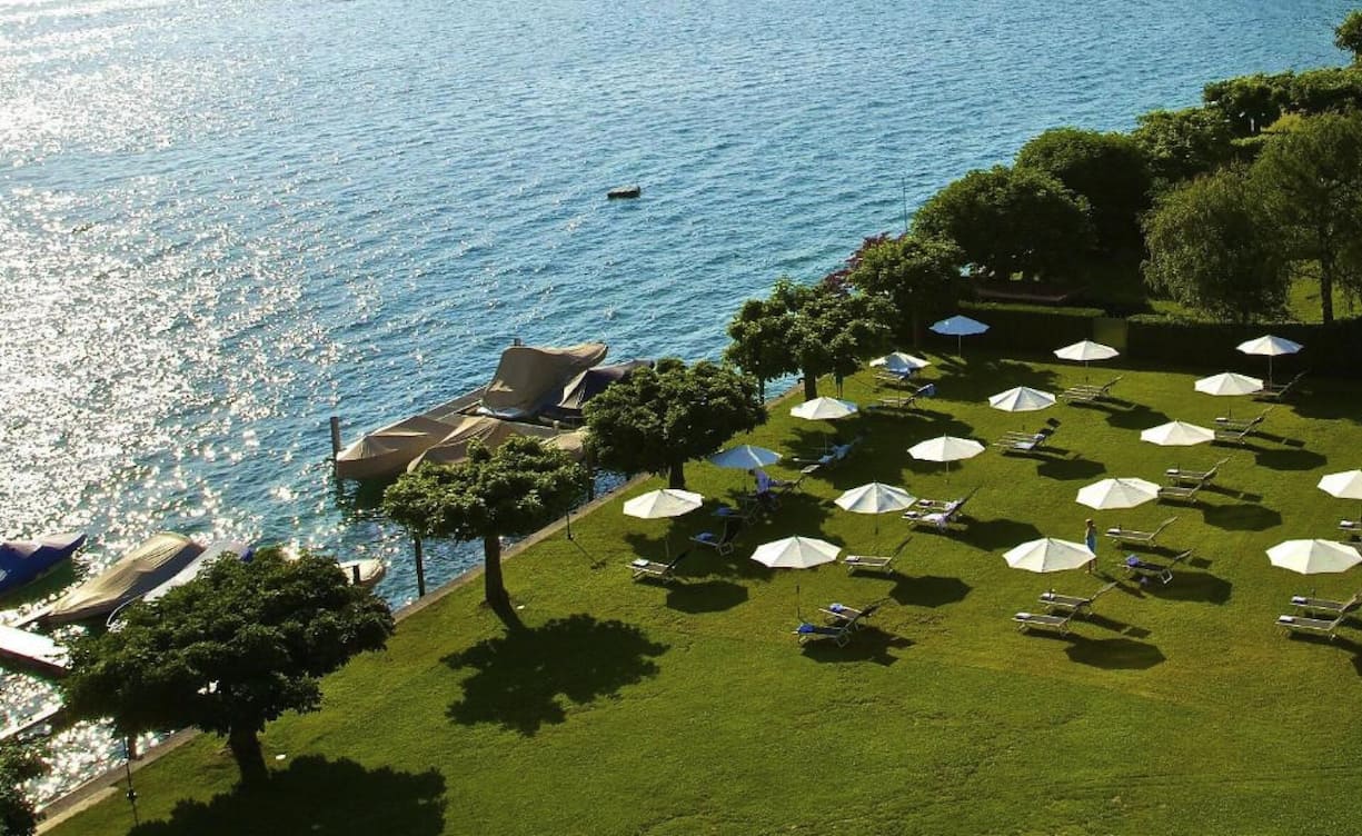 Die Liegewiese des 4-Sterne-Hauses reicht bis direkt ans Ufer des Sees.