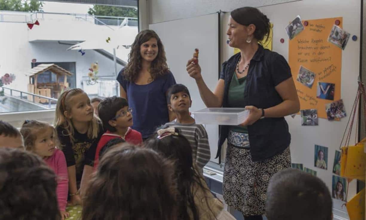 Rang 2: Erziehung und Unterricht
Beim Staat angestellt zu sein, lohnt sich: Lehrerinnen und Erzieherinnen verdienen im Schnitt 8219 Franken. Männer bekommen 9068 Franken, das sind vergleichsweise geringe 10 Prozent mehr.