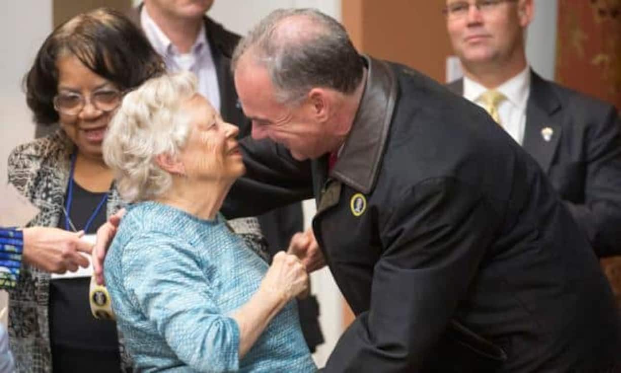 Herzig. Tim Kaine wollte als erster abstimmen in seinem Bezirk, Richmond. Eine 99-jährige Wählerin kam dem Kandidanten für das Amt des Vize-Präsidenten jedoch zuvor, wie er auf Twitter berichtet.