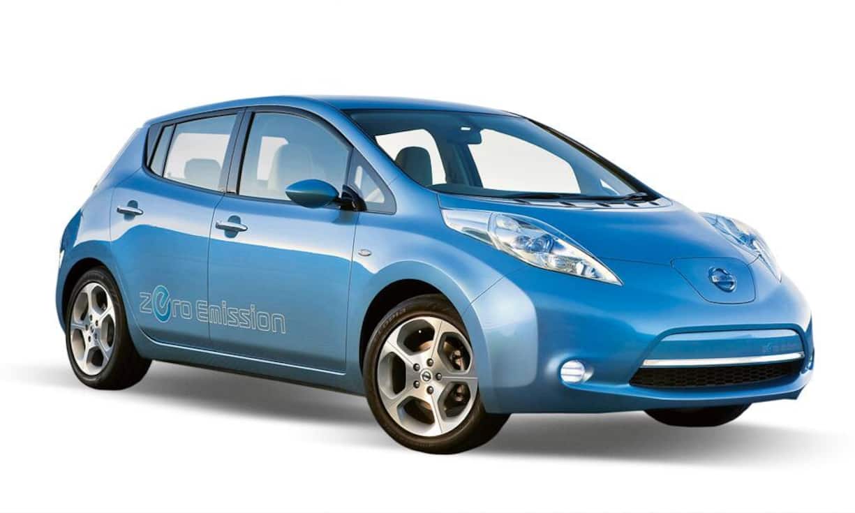 Nissan Leaf: Der apart, aber nicht affektiert gestaltete Leaf behauptet sich noch im guten Mittelfeld; vor allem beim Thema Reichweite lässt das 4,45 Meter lange, 80 kW starke, bis zu 145 km/h schnelle Fahrzeug mit 175 möglichen Kilometern viele jüngere Angebote hinter sich. Dazu kommt, dass der 1400 Kilo schwere Japaner per Wallbox in einer Stunde komplett aufgeladen werden kann.