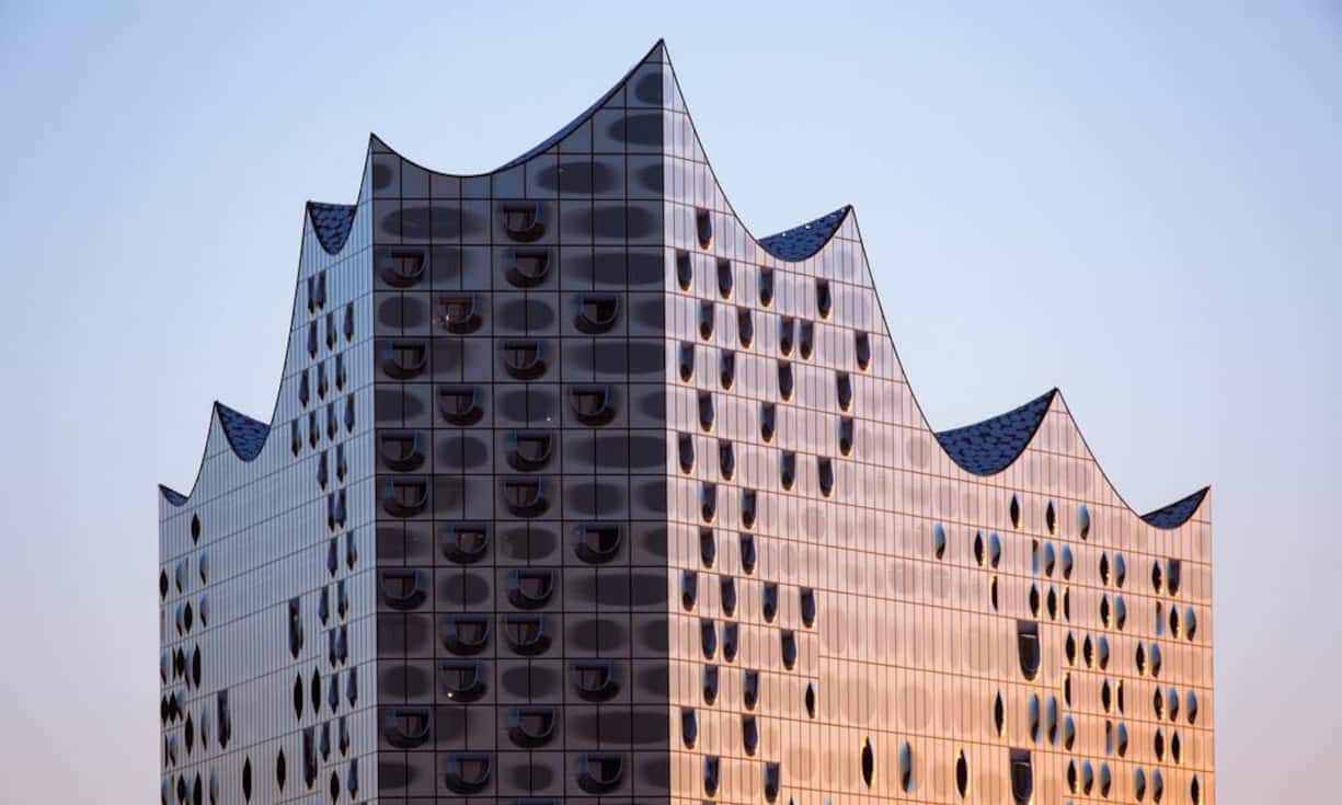 Die Elbphilharmonie wird mit Lobeshymnen eingedeckt...