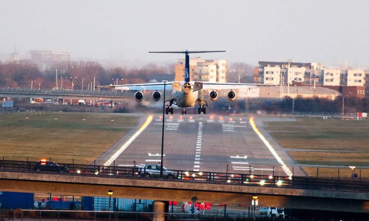 Der London City Airport in den Docklands der britischen Hauptstadt ist aufgrund seiner Nähe zum Finanzdistrikt besonders bei Geschäftsreisenden beliebt. Doch der Anflug hat es in sich: Wegen der Bebauung rund um den Flughafen gehen Jets hier besonders steil in den Landeanflug.Matt Biddulph/Flickr