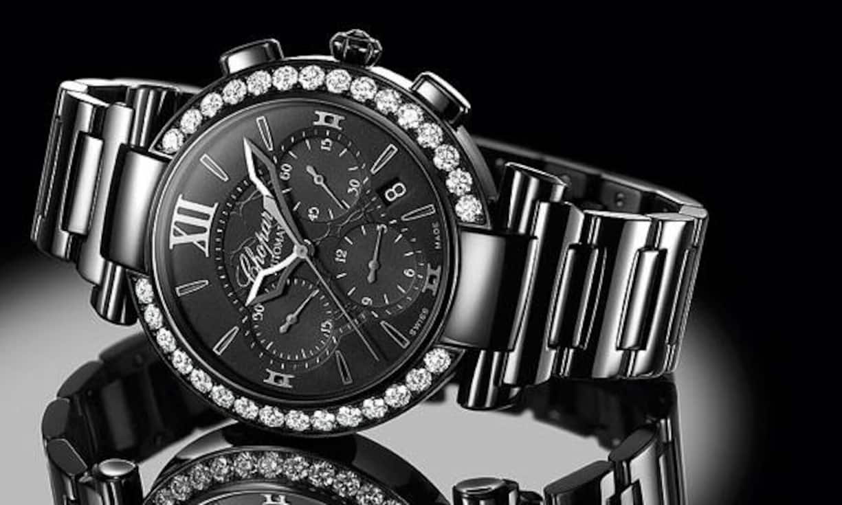 All Black: Vor genau 20 Jahren lancierte Caroline Scheufele für Chopard die Happy Diamonds und brachte damit neuen Schwung in die Welt der Damenuhren. Danach etablierte sie Chopard in hohem Tempo in der Haute Joaillerie. Jüngstes Erfolgskind ist die elegante Imperiale, die 2010 ihr Début gab. Jetzt als All Black mit Karbonüberzug auf dem Edelstahl und automatischem Chronographenwerk – eine neue Idee. Der Preis steht noch nicht fest.