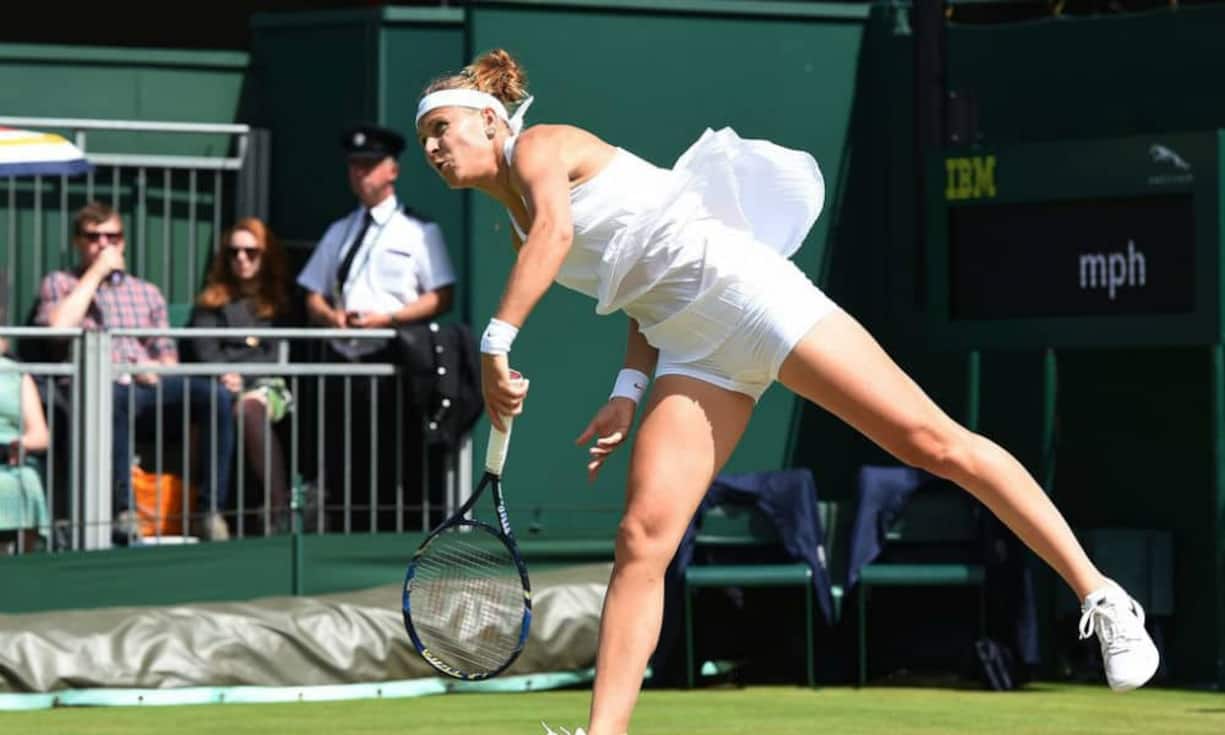 Lucie Safarova aus Tschechien gab ebenfalls ungewollt einiges unter dem kurzen Babydoll-Kleidchen Preis.