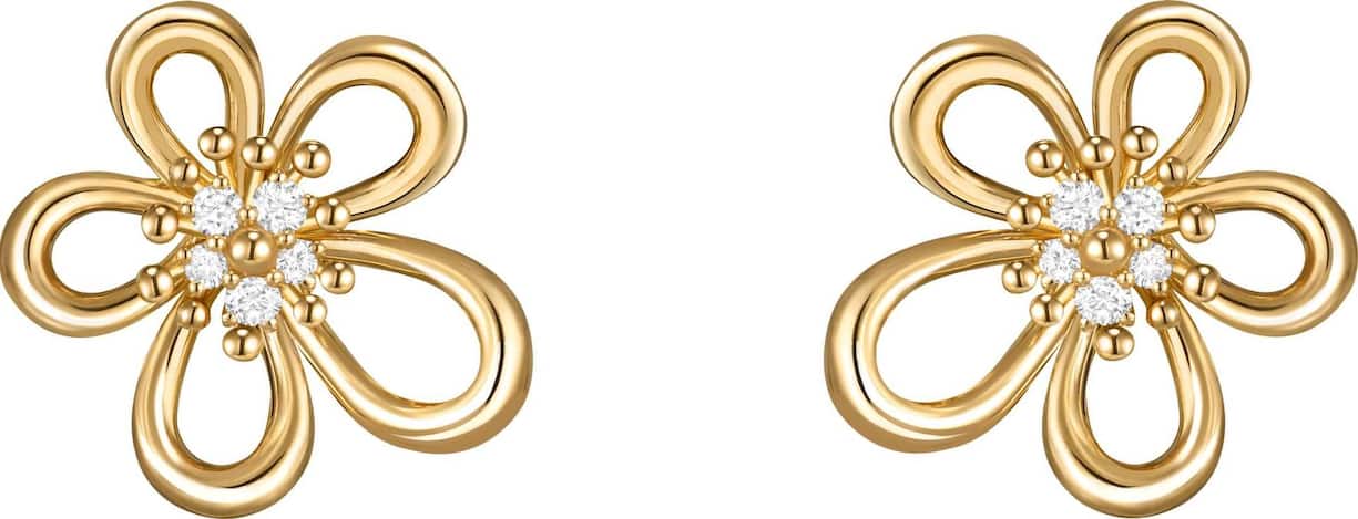 Die Blütenform der Ohrringe erinnert mit ihren geschwungenen Linien an fliessende Schleifen aus der Couture. 11’700 Franken.