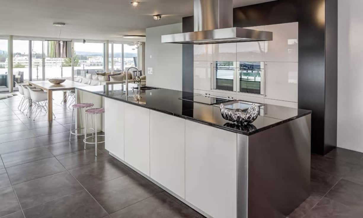 Die Küche ist offen zum Wohnraum hin.