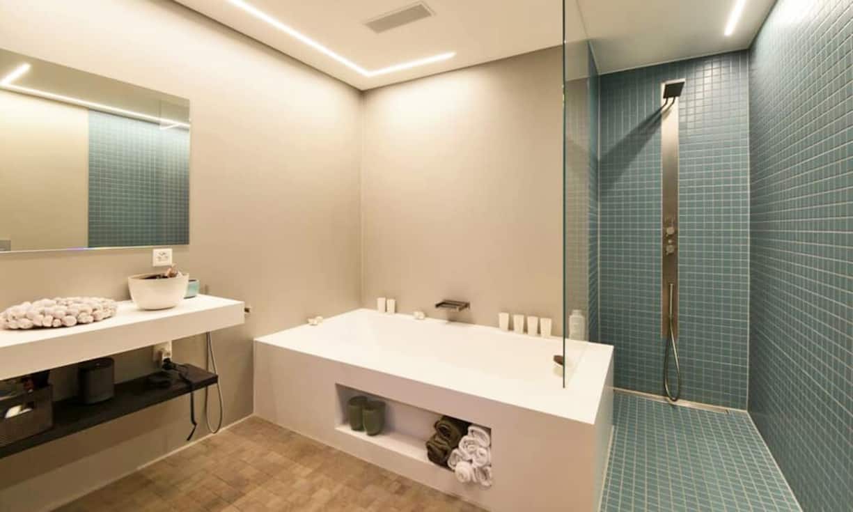 Die Innenausstattung ist modern und von hoher Qualität.