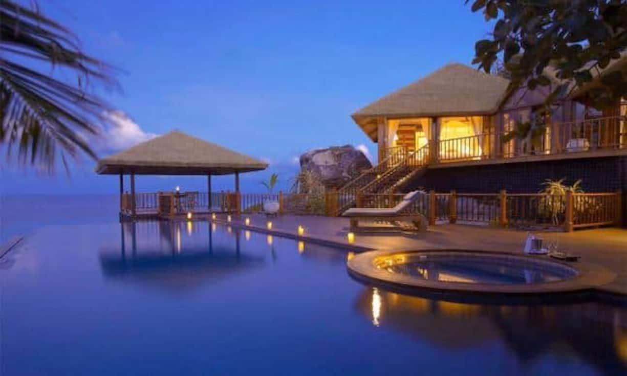 Platz 6 (Vorjahr: 6): Fregate Island Private, SeychellenZum dritten Mal in Folge behauptet sich die private, ökologisch nachhaltig konzipierte Seychelleninsel auf Platz 6. Luxus bedeutet hier, ungestört träumen zu können und mehr Platz und Privatsphäre zu haben, als man braucht: Maximal drei Dutzend Gäste bewohnen die sechzehn paradiesischen Villen, alle mit eigenem Pool und Elektrobuggy für Entdeckungsfahrten durch den tropischen Dschungel und zu den sieben makellos weissen Stränden.