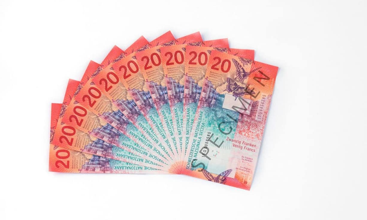 Die neue 20er-Note trägt die Grundfarbe Rot und als Motive sind eine Leinwand des Filmfestivals Locarno, Schmetterlinge und ein Globus abgebildet. Die Zwanzigernote symbolisiert die kreative Seite der Schweiz.