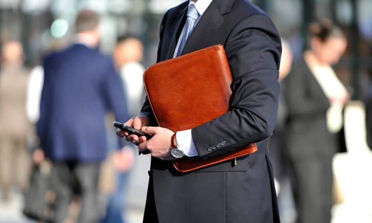 Der 30-Jährige: Aktien für die dritte SäuleLebensphase: Seit fünf Jahren im Job, die erste Beförderung. Im unteren Management eines mittelständischen Industrieunternehmens tätig. Das jährliche Einkommen liegt bei 100'000 Franken. Heirat.