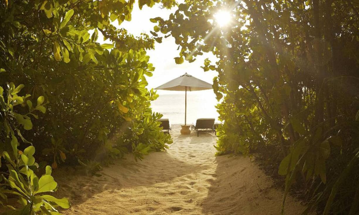 Ein Privatweg verbindet die Landvilla mit dem Strand.