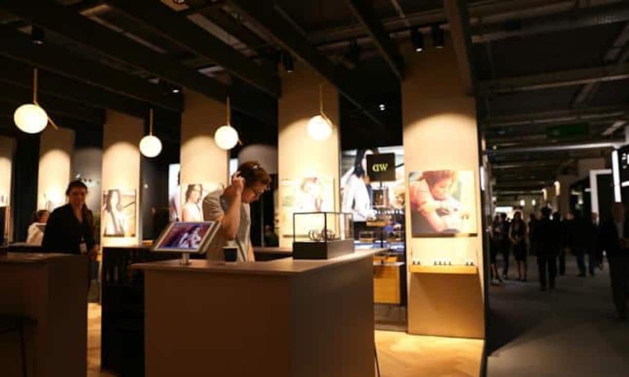 Bei Daniel Wellington sorgt ein DJ für eine jugendliche Atmosphäre.