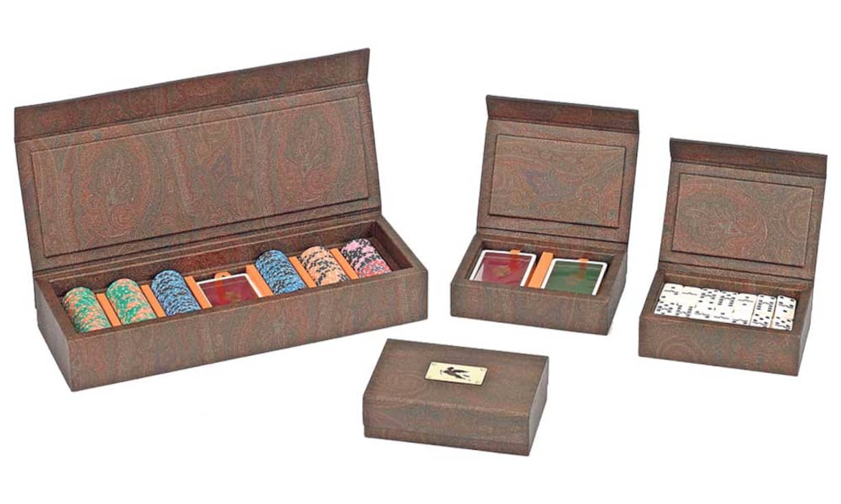 Etro Spielerisch: Für einen verschneiten Winterabend hält Etro genau die richtige Überraschung bereit: Eine Domino-Box, ein Kartenspiel und eine Poker-Box machen das Spielerherz glücklich. Preis Domino-Box 528 Franken, Kartenspiel 504 Franken, Poker-Box 1318 Franken