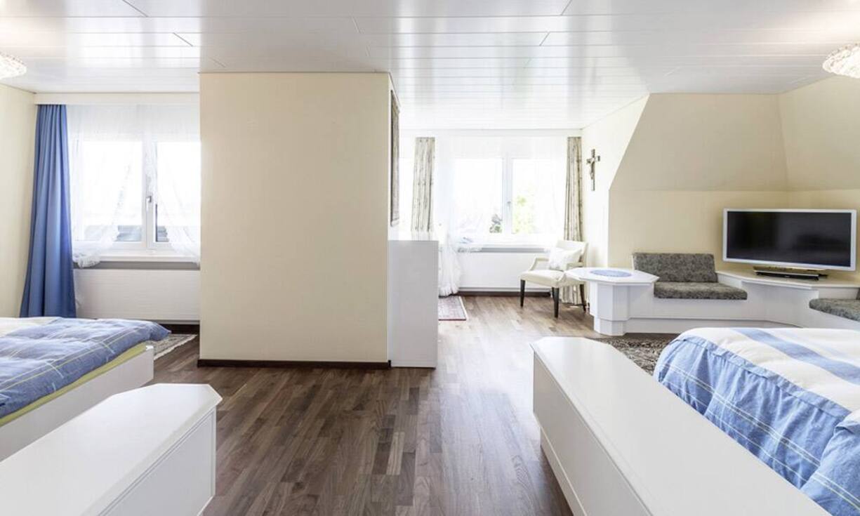 Im Obergeschoss befinden sich eine Galerie mit Terrasse sowie vier Zimmer und ein grosses Schlafzimmer mit separater Ankleide und…