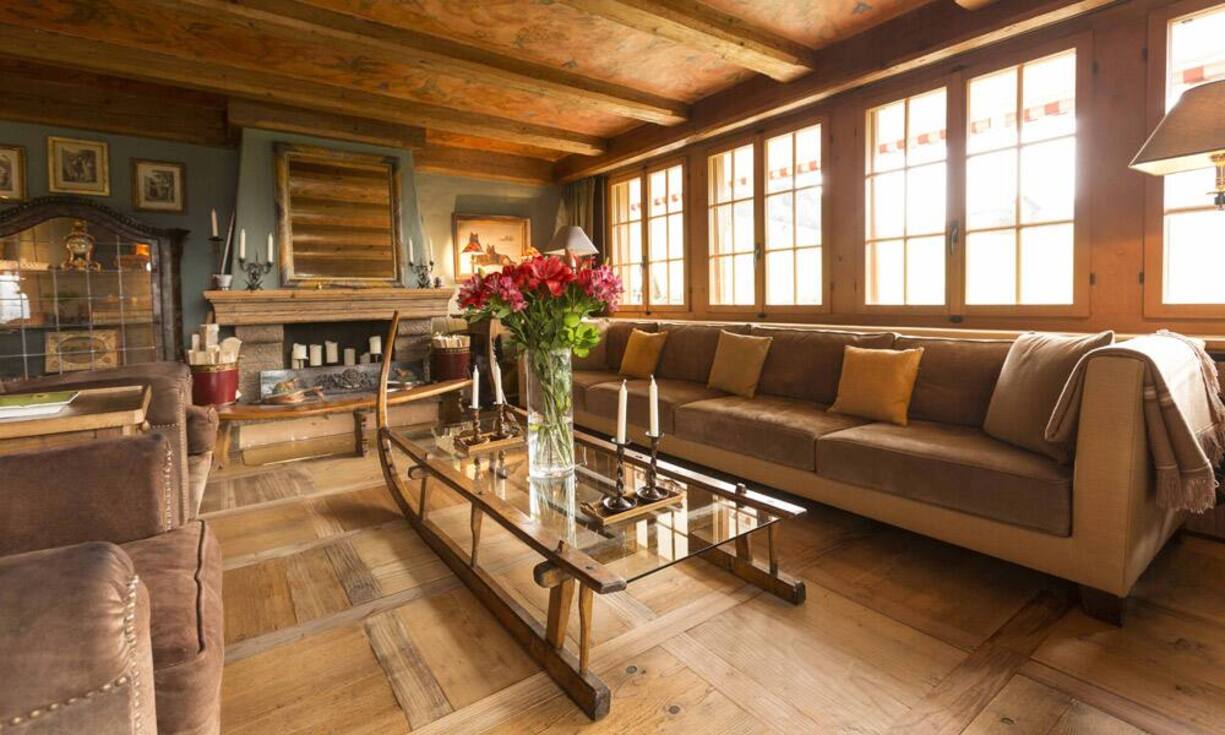 … dem grosszügigen Cheminée, der Fensterfront und den …