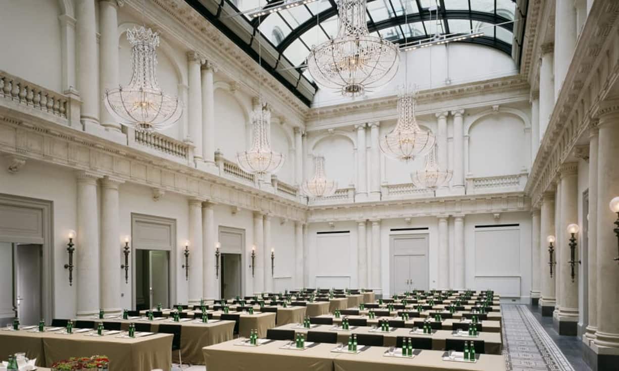 Die Schalterhalle der Bank wurde zum Ballsaal umfunktioniert.