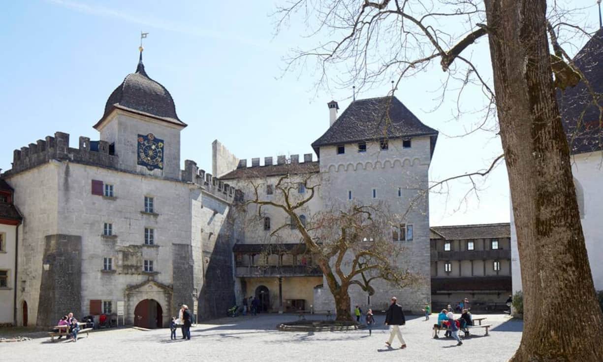 Platz 14: Lenzburg Die Kleinstadt im Kanton Aargau schneidet in allen Kategorien durchschnittlich gut ab. Der Aspekt Bevölkerung und Wohnen sticht dabei mit dem 15. Rang hervor.
Keystone