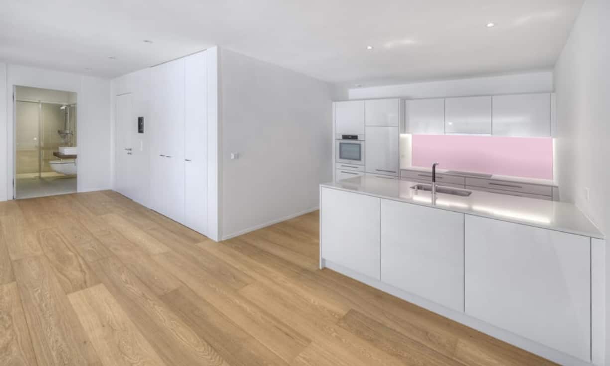 … Küche mit den neusten Geräten. Ein weiterer Vorteil des Standortes: Im Kanton Obwalten gelten die tiefsten Steuersätze der Schweiz.