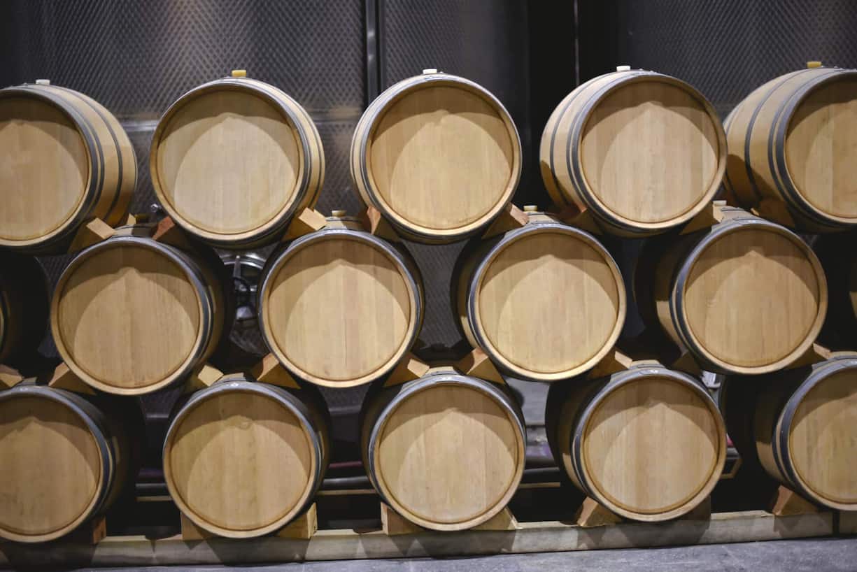 Jede Sorte und oft auch jede Parzelle wird separat geerntet, gekeltert und ausgebaut. Erst dann werden die Weine zur Cuvée verschnitten. Vor der Abfüllung ruht der Wein noch eine Weile.