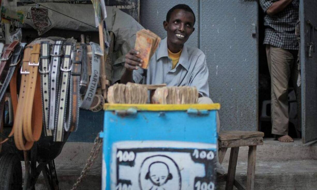 Ohne solche Dienste bleibt in Entwicklungsländern oft nur der Weg über Bares, wie hier an dieser improvisierten Geldstube in Somalia. Vermögen wird Bus- oder Taxifahren anvertraut, das Verlustrisiko ist hoch.