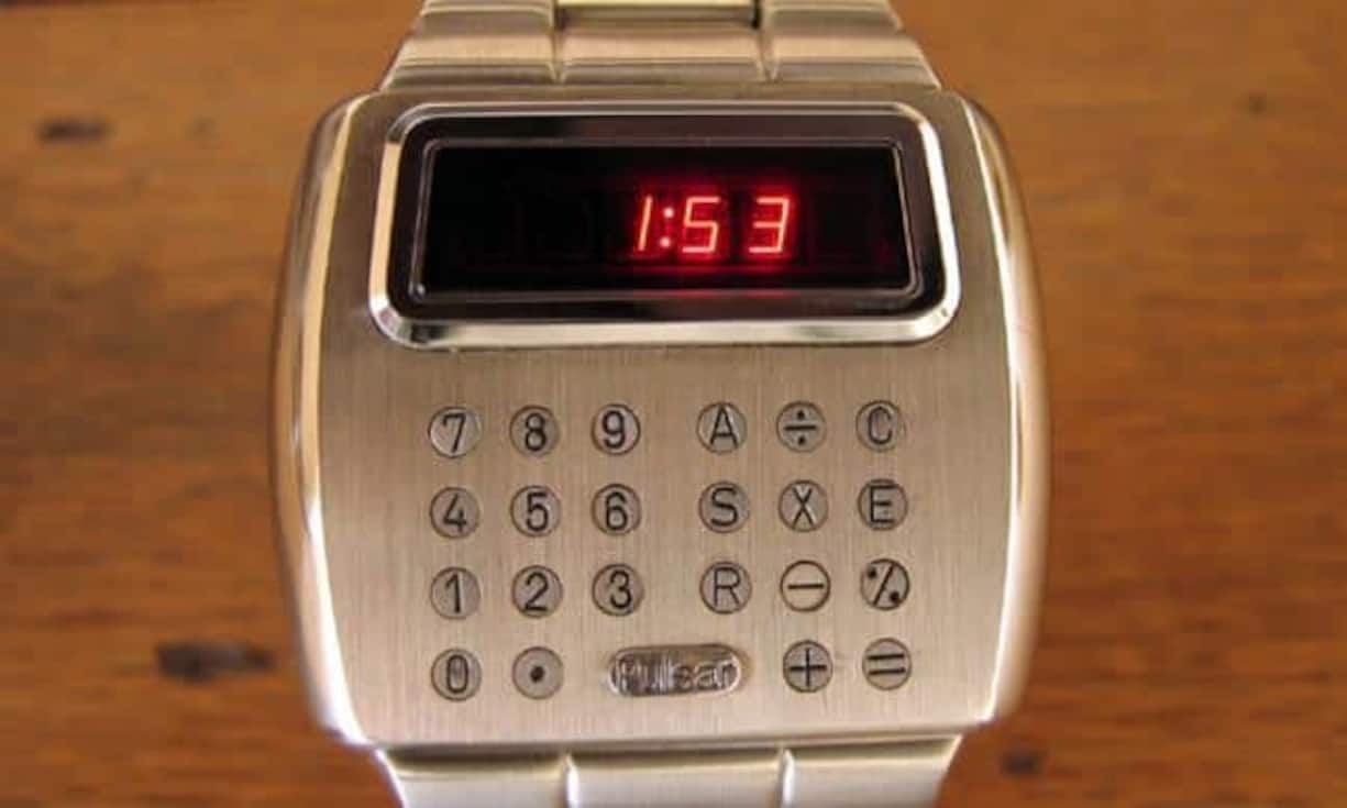 1975
Die amerikanische Firma Hamilton Watch Company stellt die erste Taschenrechner-Uhr für das Handgelenk her. «The Pulsar» wird zum Kassenschlager.