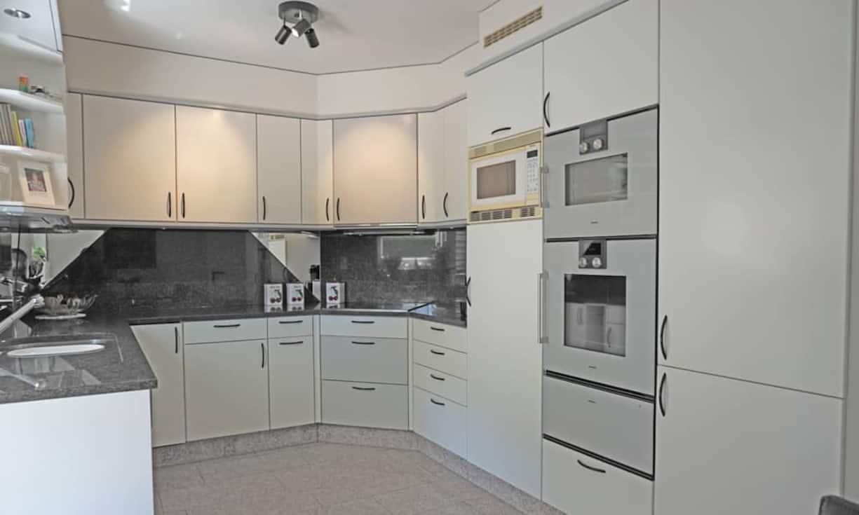 Die Einbauküche hat ein helles Erscheinungsbild und lädt zum tüfteln in der Küche ein.