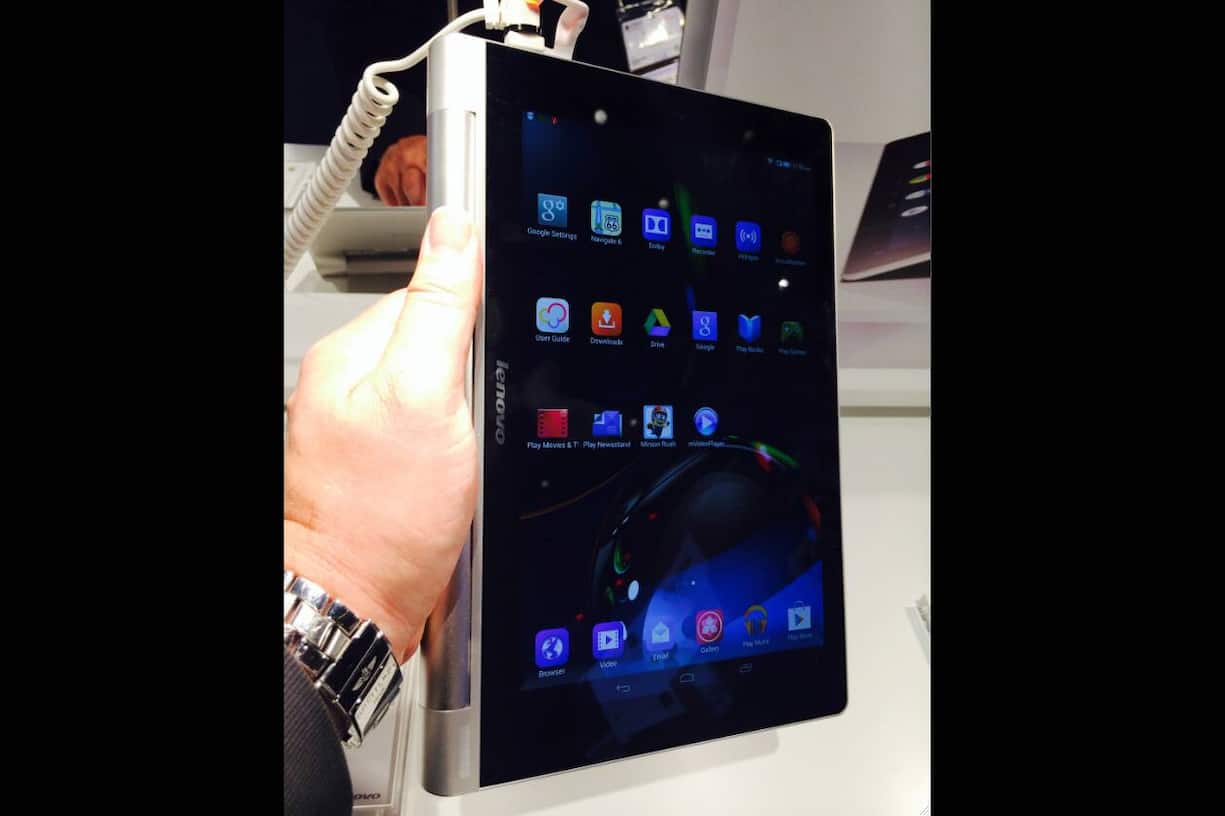 ...mit der Griffleiste, dank derer sich das Tablet gut fassen, aber auch aufstellen lässt. Der Akku soll 18 Stunden halten.