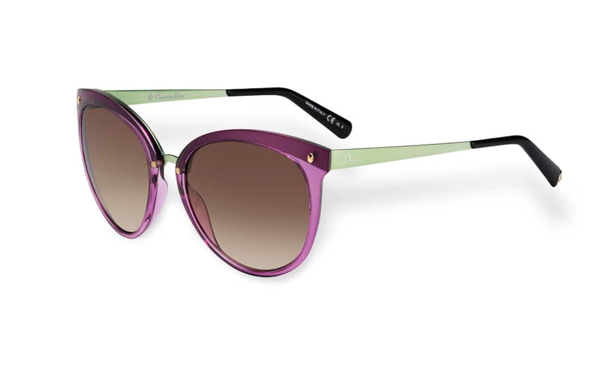 Die modische Reise zurück in die Vergangenheit geht munter weiter: In diesem Jahr sind die typischen Brillen aus den fünfziger Jahren angesagt – zumBeispiel dieses aparte Modell von Dior. Es kommt entweder in dezenten Brauntönen oder in modischen, auffallenden Farbkombinationen daher, die an klassische Gelati erinnern und richtig Lust auf den Sommer machen. Dior, Dior Frozen, ab 425 Franken.