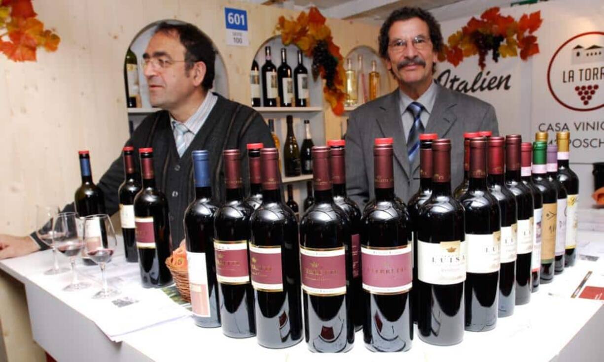 ... 12 Schiffen in Zürich ein und bieten Gelegenheit, Weine von 120 Produzenten, Fachhändlern und Importeueren kennenzulernen.