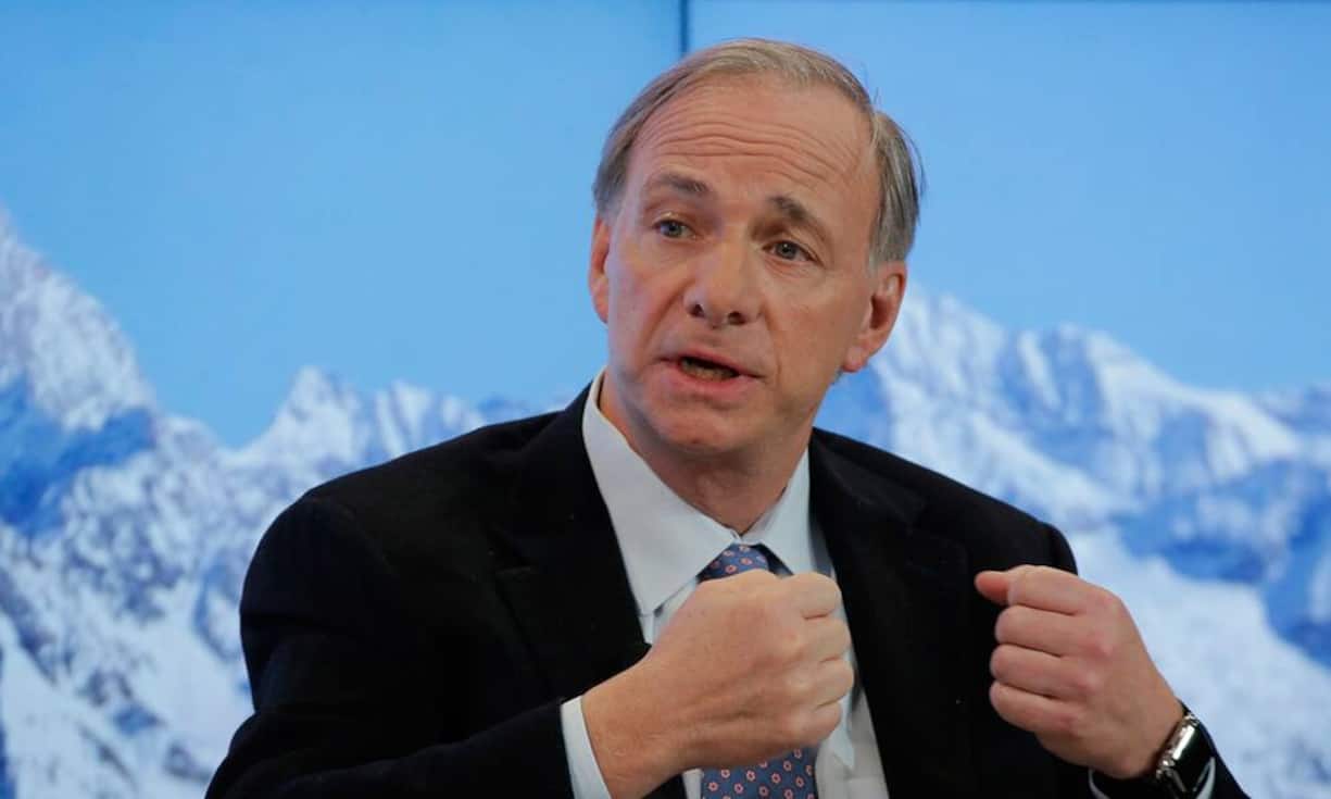 Ray Dalio praktiziert transzendentale MeditationWie Business Insider berichtete, sagte der Bridgewater-Associates-Gründer, die Übung sei der «einzige grosse Einfluss auf sein Leben». Dalio hat als Student im Jahr 1969 mit transzendentaler Meditation angefangen, nachdem er von der Faszination der Beatles dafür erfahren hatte. Seitdem hat Dalio die Übung zu seinen Mitarbeitern gebracht und ganze Schwärme von Wall-Street-Bankern und Investoren haben sich für Übungsstunden angemeldet.