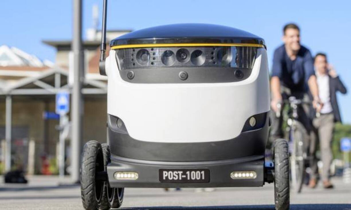 Kommt der Roboter an seinem Ziel an, sendet er ein SMS mit der Nachricht «Ihre Sendung ist da» an den Empfänger, und der Deckel des Roboters öffnet sich. Sobald der Deckel geschlossen wird oder wenn der Empfänger nicht zu Hause ist, kehrt das Gefährt an den Ausgangspunkt zurück.