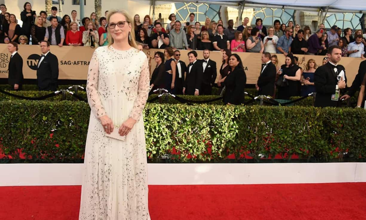 Meryl Streep stricktDie Schauspielerin sagt, dass sie stricken liebt und sie soll sogar den Schal, den sie im Film «Doubt» getragen hat, selbst gestrickt haben. Streep gibt zu, dass sie in ihrer Freizeit sehr viel strickt und sie empfindet das Hobby als eine Art Therapie: «Für mich ist es eine Möglichkeit, um meine Gedanken zu sammeln und das besinnliche [Leben] zu verstehen [...] es ist so etwas wie ein Entrümpelungsort.»