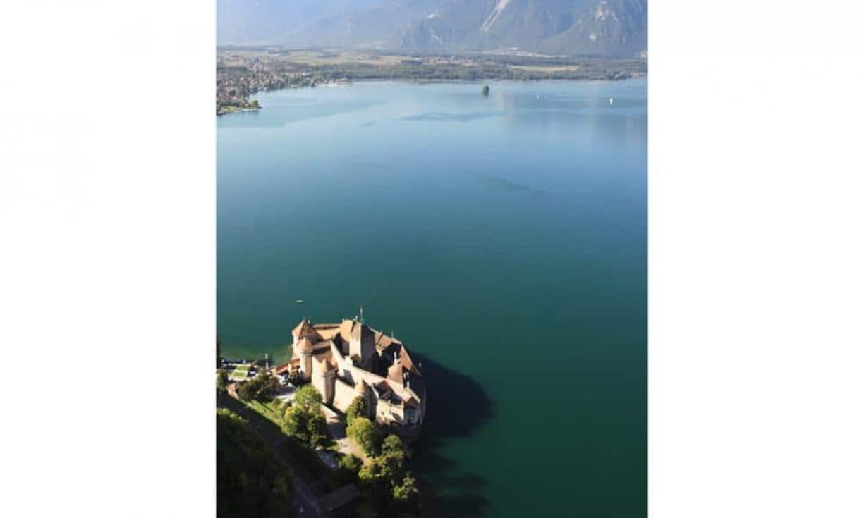 Auf einer Felseninsel im Genfer See befindet sich die Wasserburg Chillon, die das am meisten besuchte historische Gebäude der Schweiz ist.Vladi Private Islands
