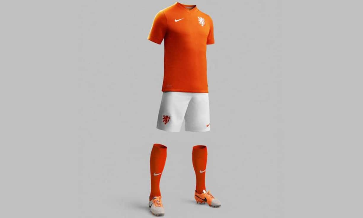 Nett: Orange - Oranje - Holland. Die Farbe des Nike-Trikots ist Programm. Das auffalendste nebst der Farbe: der kleine V-Auschnitt.