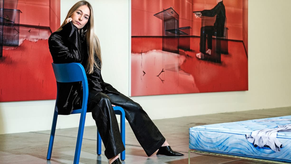 Die Kï¿ï¾¼nstlerin Louisa Gagliardi, portrï¿ï¾¤tiert in ihrer Ausstellung "A Moment's Notice" in der Galerie Eva Presenhuber in Zï¿ï¾¼rich, vor ihrem Kunstwerk "Rendezvous" und "Undresse