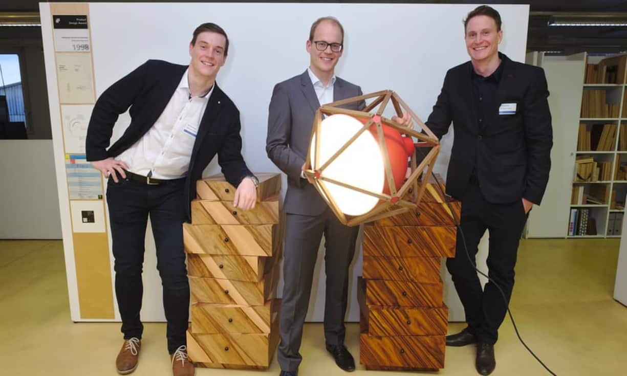 Die 4. Generation Röthlisberger:
Beat Röthlisberger;
Mark Röthlisberger mit Lampe " Block 2" aus der Röthlisberger Kollektion;
Jan Röthlisberger
mit Designklassikern "Schubladenstapel" by Susi & Ueli Berger