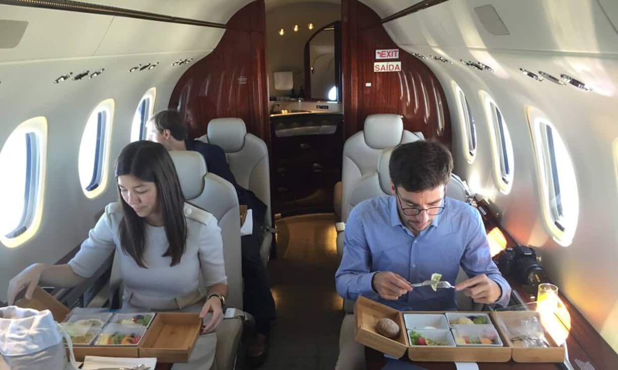 ... wegen dem höheren Kabineninnendruck schmeckt es besser als in einem Linienflugzeug.