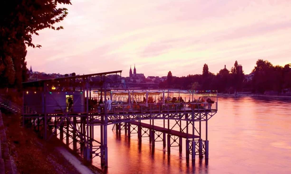 … zur MS Veronica, wo in mediterraner Atmosphäre im altehrwürdigen Rhybadhüsli Breite vor allem Essen, Trinken, Baden und Entspannen angesagt sind. (Bild: ZVG)